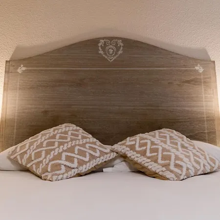 En La Entrada Del Barrio Antiguo * Cordoba