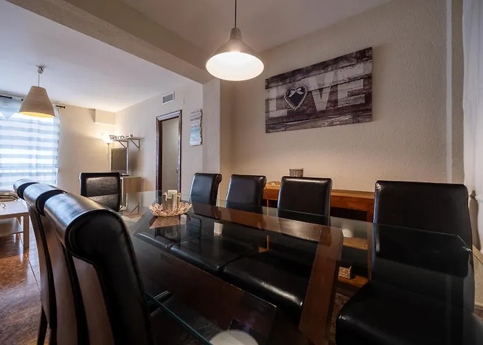 En La Entrada Del Barrio Antiguo * Cordova