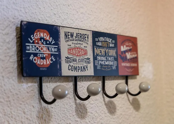 En La Entrada Del Barrio Antiguo * Cordova